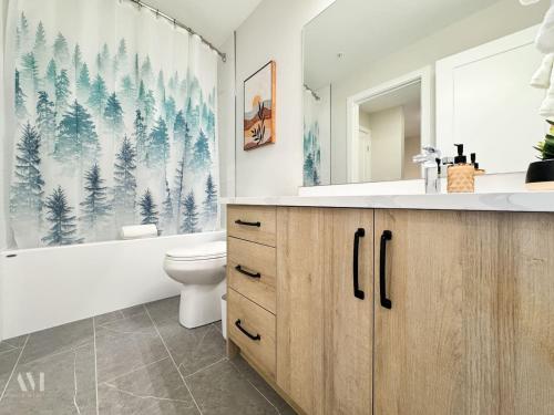 Ένα μπάνιο στο Paradise Point in Golden with Hot Tub and Mountain View