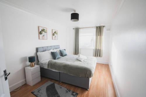 En eller flere senge i et værelse på Modern 3BR Flat with Parking