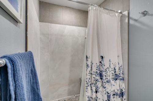 Ένα μπάνιο στο 10 Mi to Lake Conroe Couples Retreat with Porch!