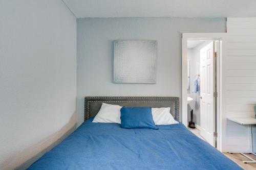 Ένα ή περισσότερα κρεβάτια σε δωμάτιο στο 10 Mi to Lake Conroe Couples Retreat with Porch!