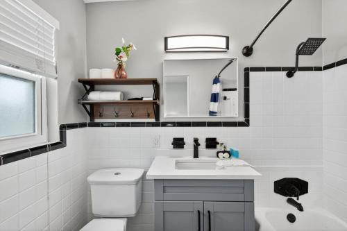 Ένα μπάνιο στο Park Shore Suites Unit 8