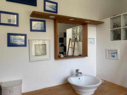 Koupelna v ubytování Gîte spacieux rénové en 1850 avec grand jardin, terrasse, jeux pour enfants et équipements modernes ! - FR-1-410-172