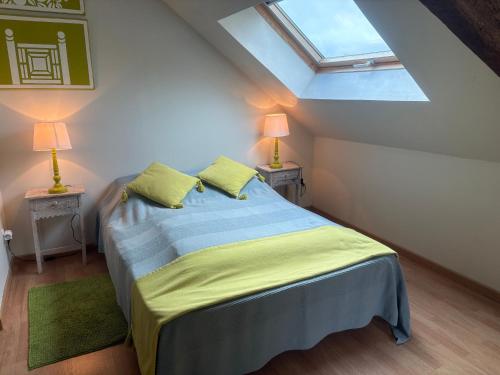 Postel nebo postele na pokoji v ubytování Gîte spacieux rénové en 1850 avec grand jardin, terrasse, jeux pour enfants et équipements modernes ! - FR-1-410-172