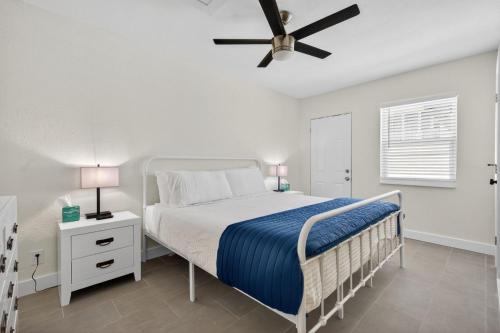 圣徒皮特海滩Park Shore Suites Unit 7的一间卧室，里面有一张床和一个吊扇