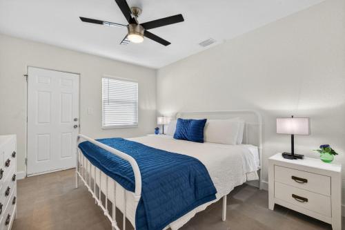 圣徒皮特海滩Park Shore Suites Unit 4的一间卧室，里面有一张床和一个吊扇