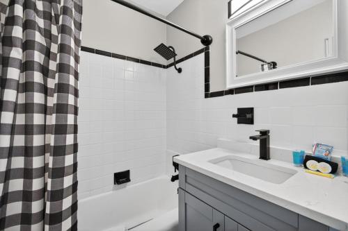 Ένα μπάνιο στο Park Shore Suites Unit 2