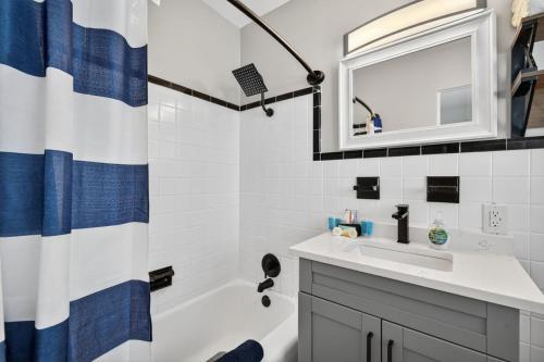 圣徒皮特海滩Park Shore Suites Unit 3的带水槽、浴缸和镜子的浴室