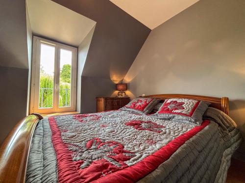 une chambre avec un lit et une fenêtre dans l'établissement Maison de vacances avec grande piscine et tennis, proche du Zoo de Beauval et des Châteaux de la Loire - FR-1-591-47, à Villentrois