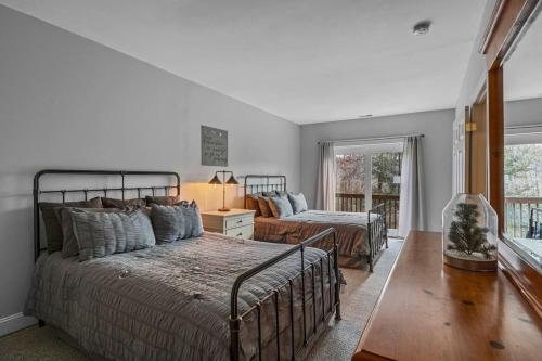 Ένα ή περισσότερα κρεβάτια σε δωμάτιο στο Modern Log Cabin, Fireplace, Pool Table, and Mountain View