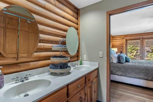 Ένα ή περισσότερα κρεβάτια σε δωμάτιο στο Modern Log Cabin, Fireplace, Pool Table, and Mountain View