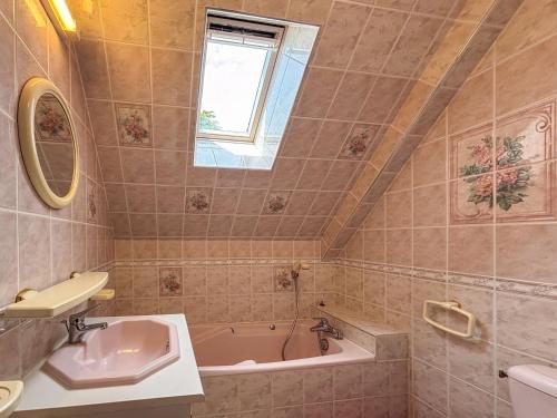 une salle de bains avec lavabo et baignoire dans l'établissement Maison de charme avec piscine chauffée, proche châteaux de la Loire et Zoo de Beauval - FR-1-591-97, à Villentrois