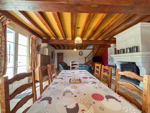 une salle à manger avec une table et une cheminée dans l'établissement Maison de charme avec piscine chauffée, proche châteaux de la Loire et Zoo de Beauval - FR-1-591-97, à Villentrois