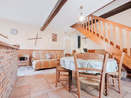 Gîte familial calme avec jardin, près du lac d'Éguzon et des plus beaux villages de la Creuse - FR-1-591-100 في Saint-Plantaire: غرفة معيشة مع طاولة ودرج