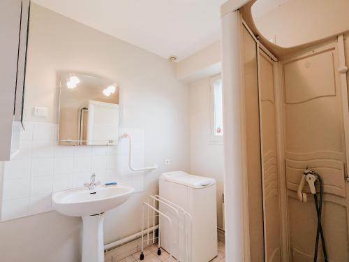 Gîte familial calme avec jardin, près du lac d'Éguzon et des plus beaux villages de la Creuse - FR-1-591-100 في Saint-Plantaire: حمام أبيض مع حوض ودش