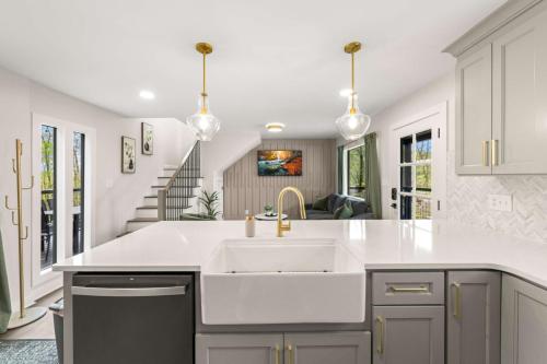 Køkken eller tekøkken på Bluebird Escape Rooftop Deck Cozy Insane Views