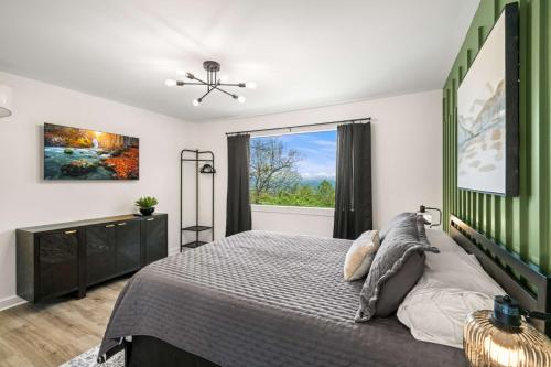 En eller flere senge i et værelse på Bluebird Escape Rooftop Deck Cozy Insane Views