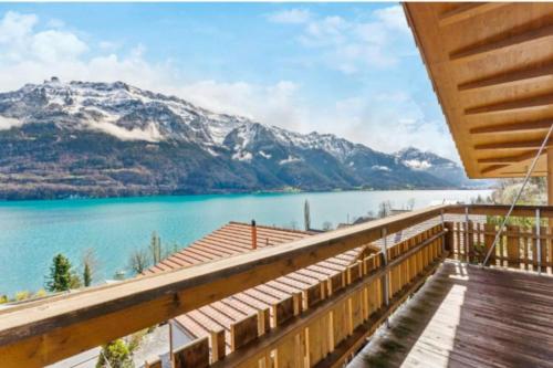 widok na jezioro z pokładu domu w obiekcie Luxury Lakeview Chalet with AC & SPA near Interlaken w mieście Niederried