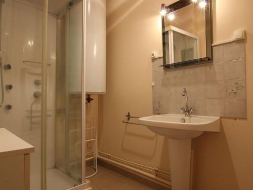 Koupelna v ubytování Ancien presbytère avec 3 chambres au pied d'une forteresse médiévale - FR-1-582-113