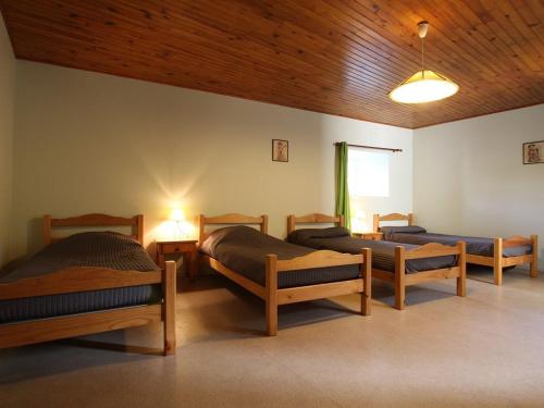 Postel nebo postele na pokoji v ubytování Ancien presbytère avec 3 chambres au pied d'une forteresse médiévale - FR-1-582-113