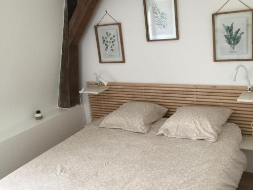 Postel nebo postele na pokoji v ubytování Maison spacieuse avec jardin privatif, idéale pour 6, proche Orléans et Châteaux de la Loire - FR-1-590-236