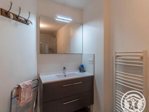 ein Badezimmer mit Waschbecken und Spiegel in der Unterkunft Gîte charmant avec jardin au cœur du vignoble du Layon, proche Saumur, 9 couchages, vélos inclus - FR-1-622-19 in Aubigné