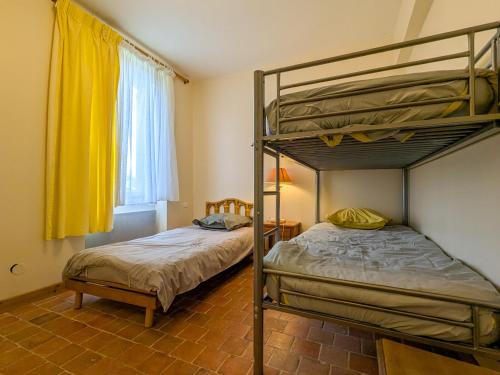 une chambre avec deux lits superposés et une fenêtre dans l'établissement Charmante fermette au calme avec équipements modernes, proche vignobles et châteaux - FR-1-591-48, à Giroux