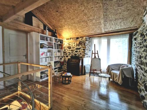 Postel nebo postele na pokoji v ubytování Charmante maison dans les gorges de la Loire avec terrasses et poêle à bois - FR-1-582-319