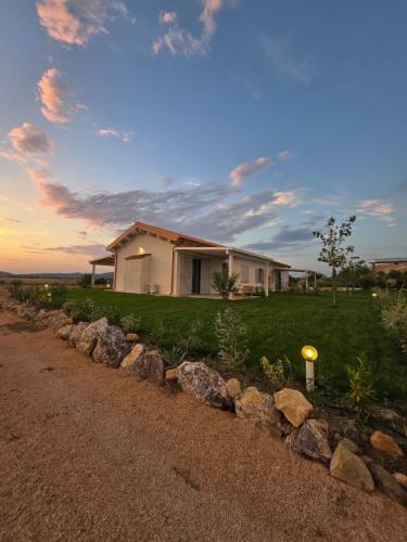 une maison avec un mur en pierre devant une cour dans l'établissement Agriturismo Valle Del Chiarone, à Pescia Romana