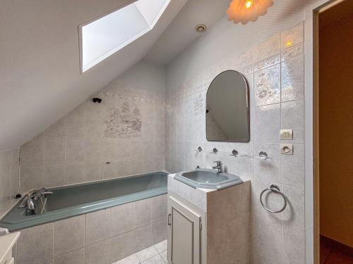 une salle de bains avec lavabo et baignoire dans l'établissement Maison de Charme avec Piscine Chauffée et Tennis à Proximité du Zoo de Beauval - FR-1-591-26, à Villentrois