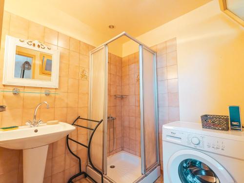 Gîte champêtre avec jardin clos, près du lac d'Eguzon et Gargilesse-Dampierre ! - FR-1-591-127 في Orsennes: حمام مع غسالة ومغسلة