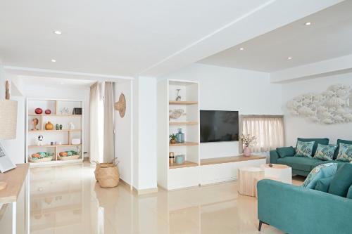 TV a/nebo společenská místnost v ubytování Charming Patio Villa With Private Pool - 6BR - In The Heart of Playa den Bossa - Walk To Ushuaïa, Hi & The Beach!