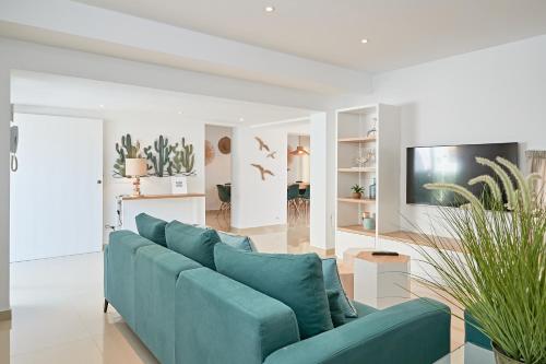 TV a/nebo společenská místnost v ubytování Charming Patio Villa With Private Pool - 6BR - In The Heart of Playa den Bossa - Walk To Ushuaïa, Hi & The Beach!