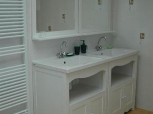 ein weißes Badezimmer mit einem Waschbecken und zwei Armaturen in der Unterkunft Gîte calme près du Lac de Madine, avec jardin privé, cuisine équipée et tout inclus - FR-1-585-64 in Vigneulles-lès-Hattonchâtel