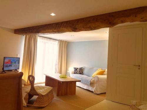 Postel nebo postele na pokoji v ubytování Maison charmante rénovée avec jardin près de Fontainebleau et de la forêt d'Orléans - FR-1-590-114