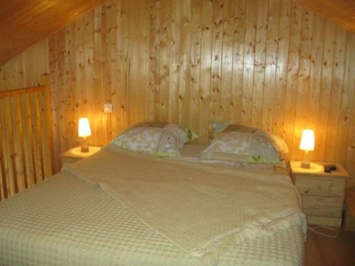 Postel nebo postele na pokoji v ubytování Gîte cosy avec terrasse, garage et barbecue près de Verdun - FR-1-585-20