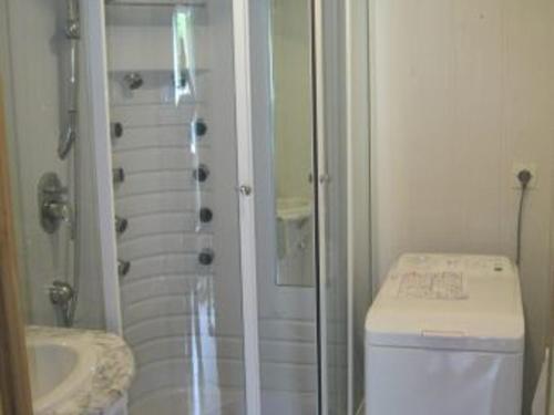 Koupelna v ubytování Gîte cosy avec terrasse, garage et barbecue près de Verdun - FR-1-585-20