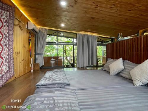 Postel nebo postele na pokoji v ubytování TROPICAL GARDEN Homestay