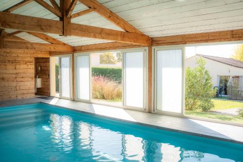 Bazén v ubytování Gite Le Cocon De Lily nebo v jeho okolí