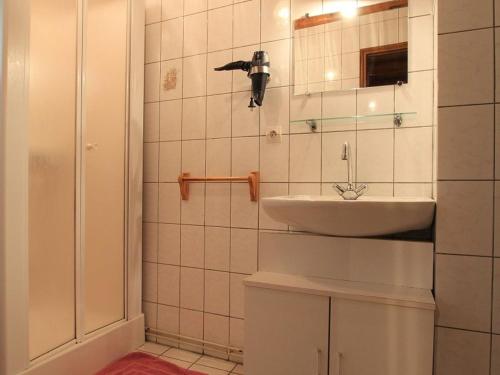 une salle de bain avec un lavabo et un miroir dans l'établissement Maison de charme en pierre au bord d’un ruisseau, proche d’un bourg médiéval – Jardin et garage inclus - FR-1-582-151, à Allègre