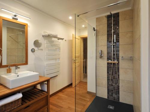 une salle de bain avec lavabo et douche dans l'établissement Maison de campagne éco-construite, spa, proche Nancy, tout confort, petit-déjeuner inclus - FR-1-584-83, à Voinémont