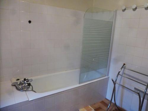 La salle de bains est pourvue d'une baignoire et d'une fenêtre. dans l'établissement Gîte indépendant avec cour privative près de Lavoute-Chilhac et Langeac - FR-1-582-224, à Ferrussac