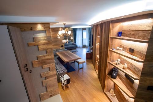 an overhead view of a living room and dining room at Apt Design a Campiglio 400m funivie in Madonna di Campiglio