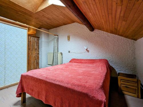 Postel nebo postele na pokoji v ubytování Gîte familial près de La Chaise-Dieu avec jardin, terrasse, jeux pour enfants et équipements bébé - FR-1-582-287