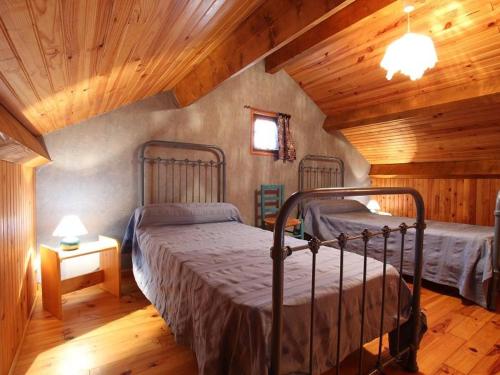 Postel nebo postele na pokoji v ubytování Petit Gîte Enchanté au Cœur de la Forêt du Meygal, Proche du Lac Bleu - FR-1-582-272