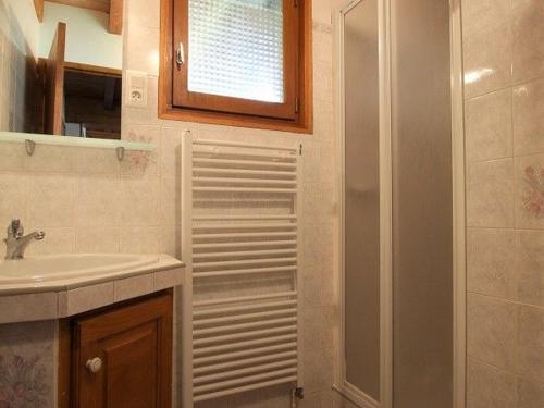 Koupelna v ubytování Petit Gîte Enchanté au Cœur de la Forêt du Meygal, Proche du Lac Bleu - FR-1-582-272