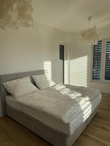 Ένα ή περισσότερα κρεβάτια σε δωμάτιο στο Orbis Luna Apartman