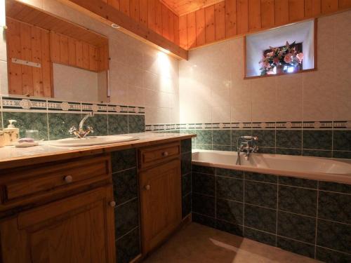 Ένα μπάνιο στο Maison de charme XVIIIe sur chemin St-Jacques, proche Le Puy-en-Velay, idéale familles et randonneurs - FR-1-582-298