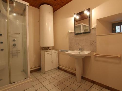 Ένα μπάνιο στο Gîte 4 pers avec cour, vue Loire - FR-1-582-122