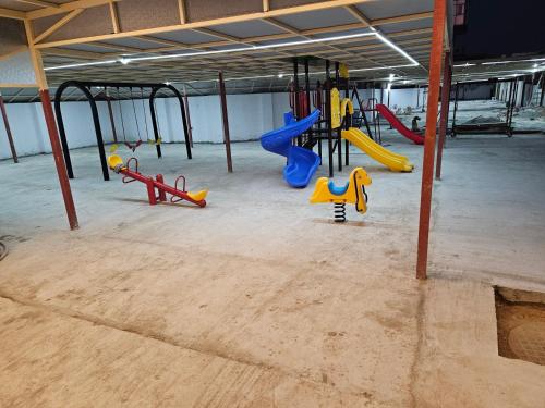 un gymnase avec une aire de jeux équipée de jeux. dans l'établissement Royal Pearl Sea View فيلا اللؤلؤة الملكية اطلالة بحرية, à Djeddah