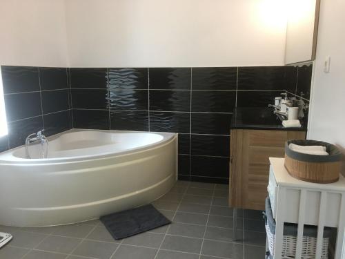 Koupelna v ubytování Gîte de Charme avec Sauna, Salle de Jeux et Connexion Fibre en Lorraine - FR-1-584-166